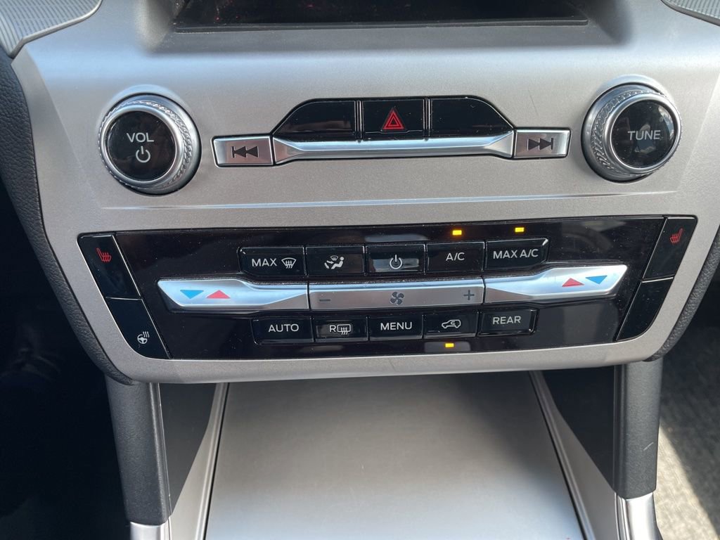 Used 2022 Ford Explorer XLT w/ Equipment Group 202A image 22