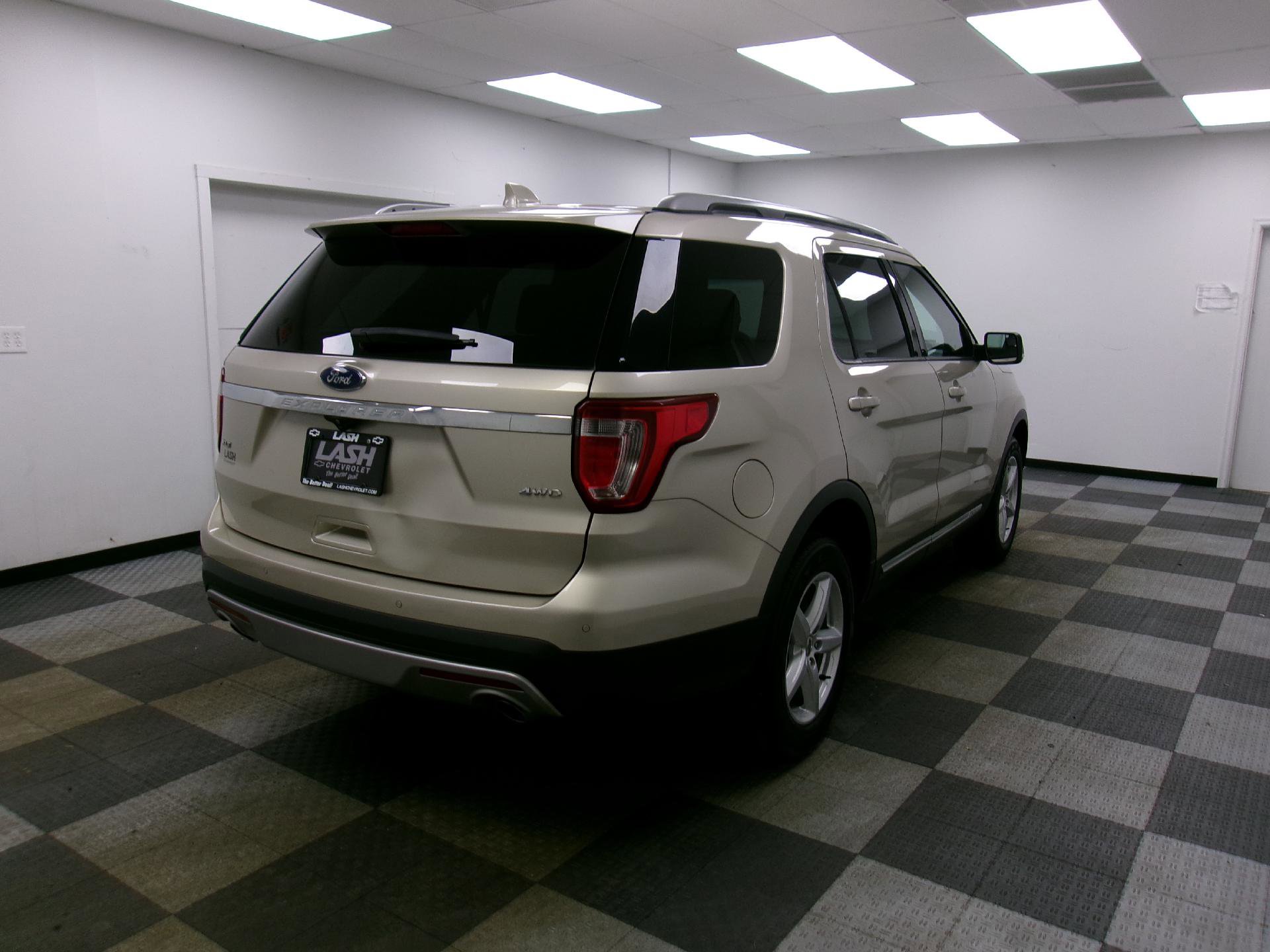 Used 2017 Ford Explorer XLT AWD/4WD image 14