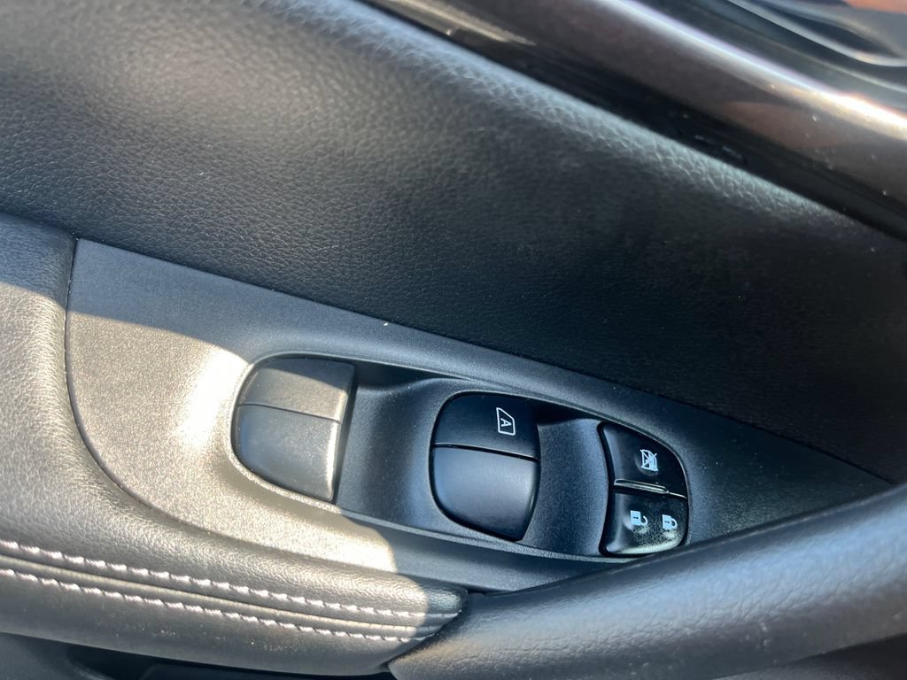 Used 2019 Nissan Rogue SV w/ Premium Package FWD image 11