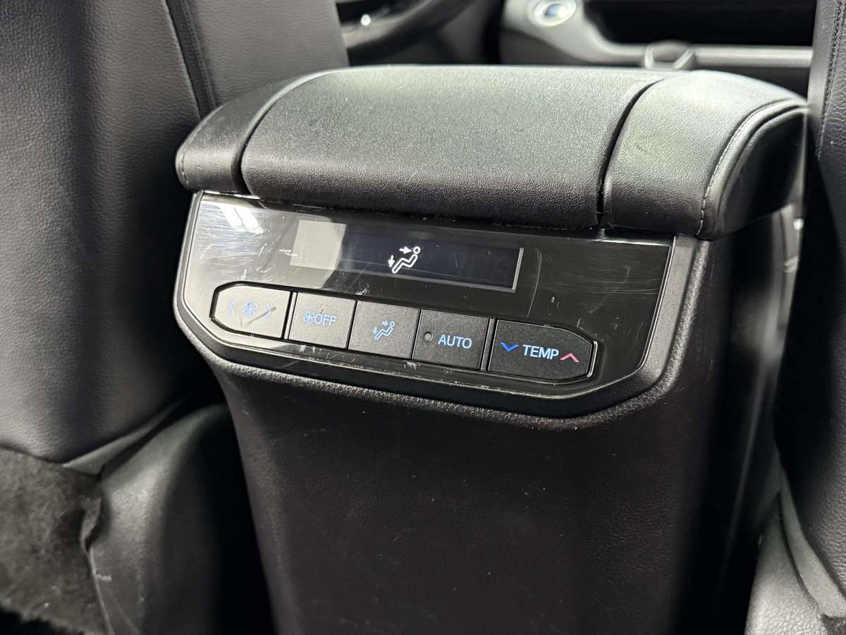 Used 2021 Toyota Highlander Limited image 31