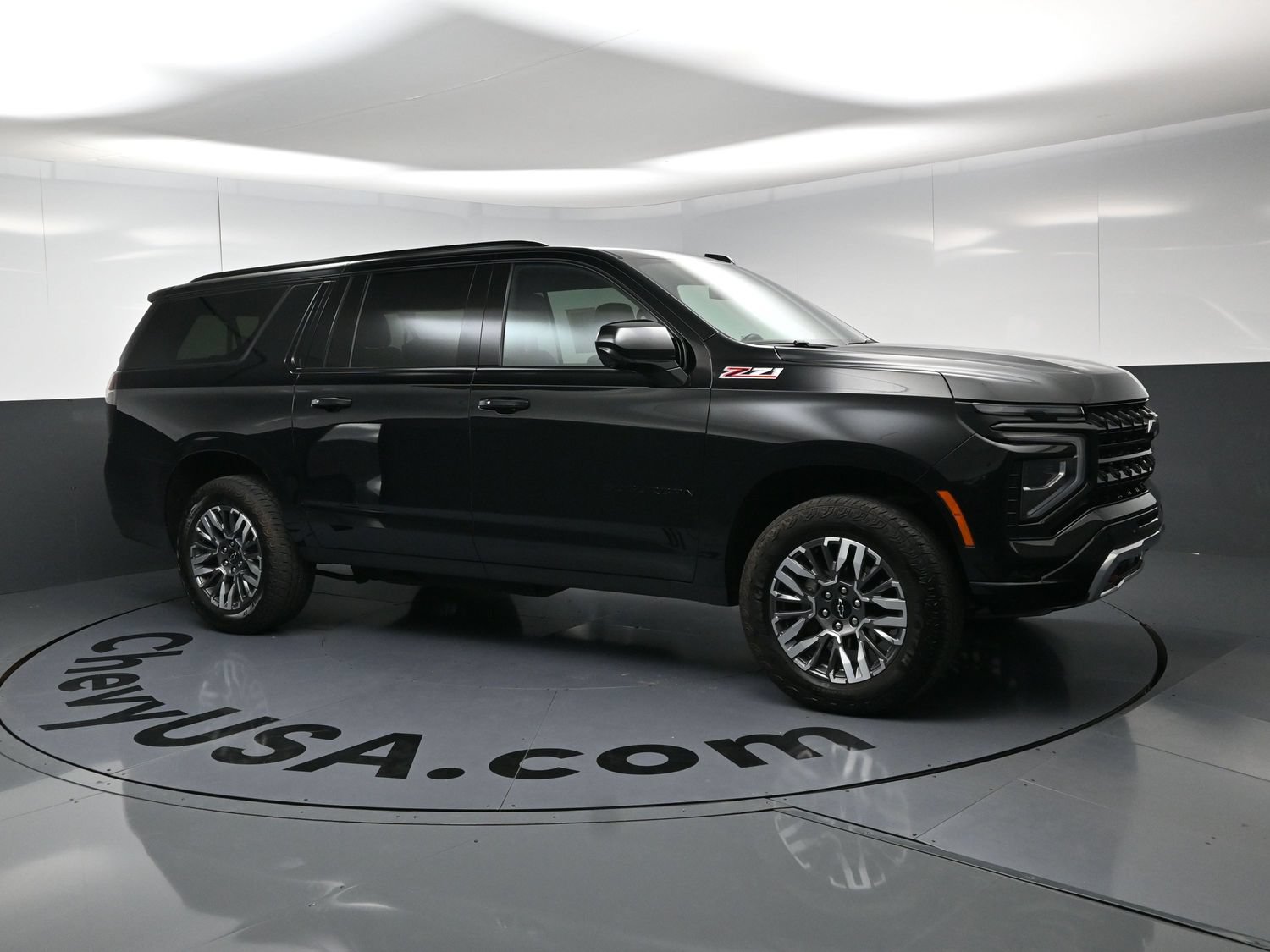 Used 2025 Chevrolet Suburban Z71 AWD/4WD image 2