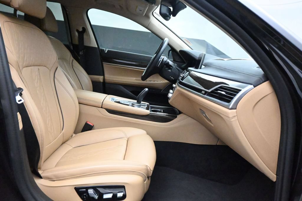 Used 2021 BMW 740i w/ Premium Package RWD image 10