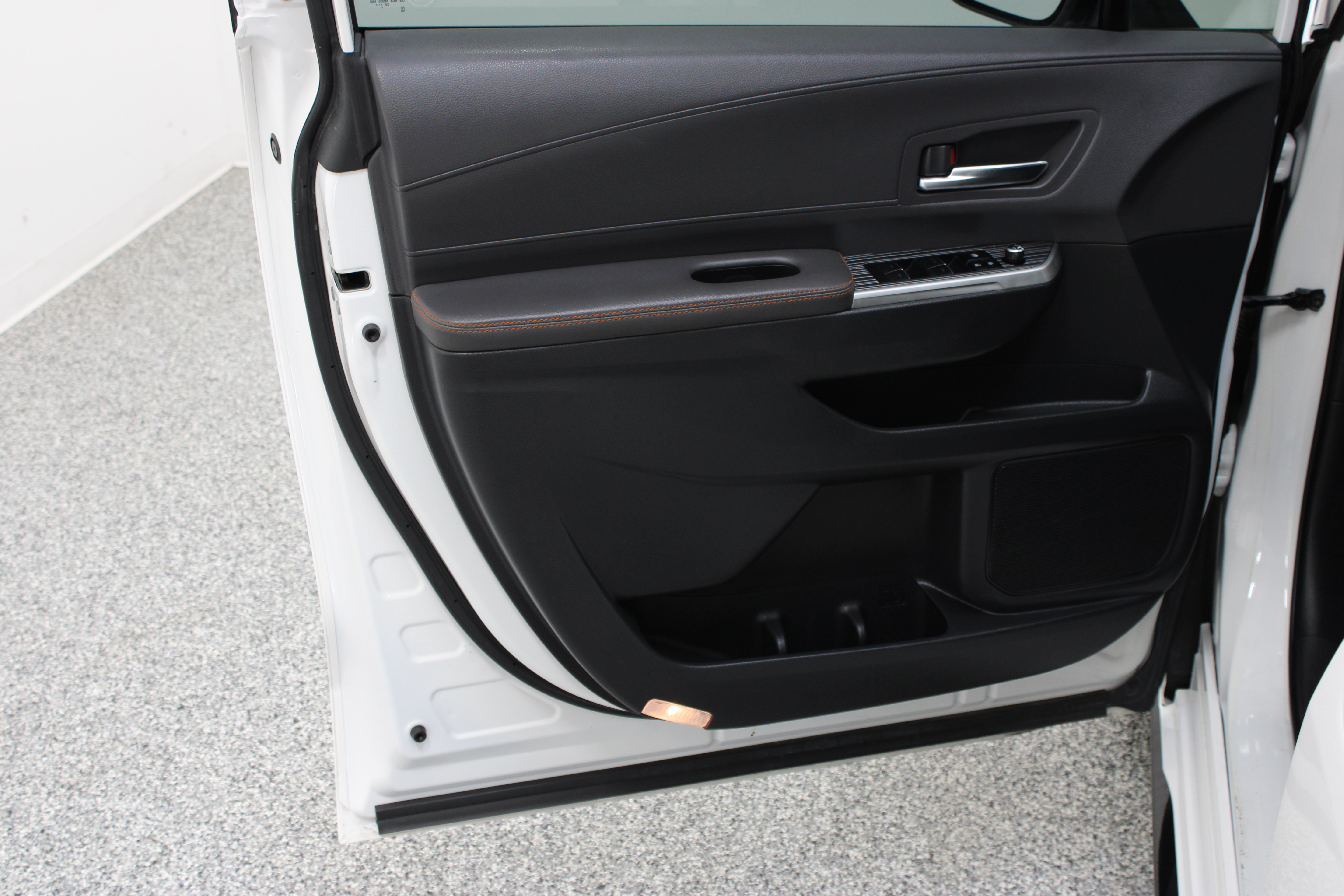 Used 2023 Toyota Sienna XSE FWD image 12