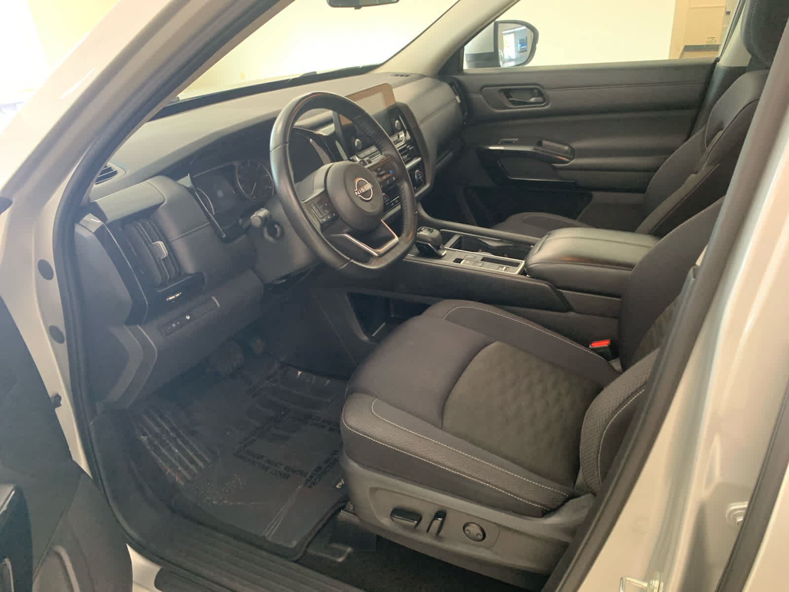 Used 2024 Nissan Pathfinder SV FWD image 12