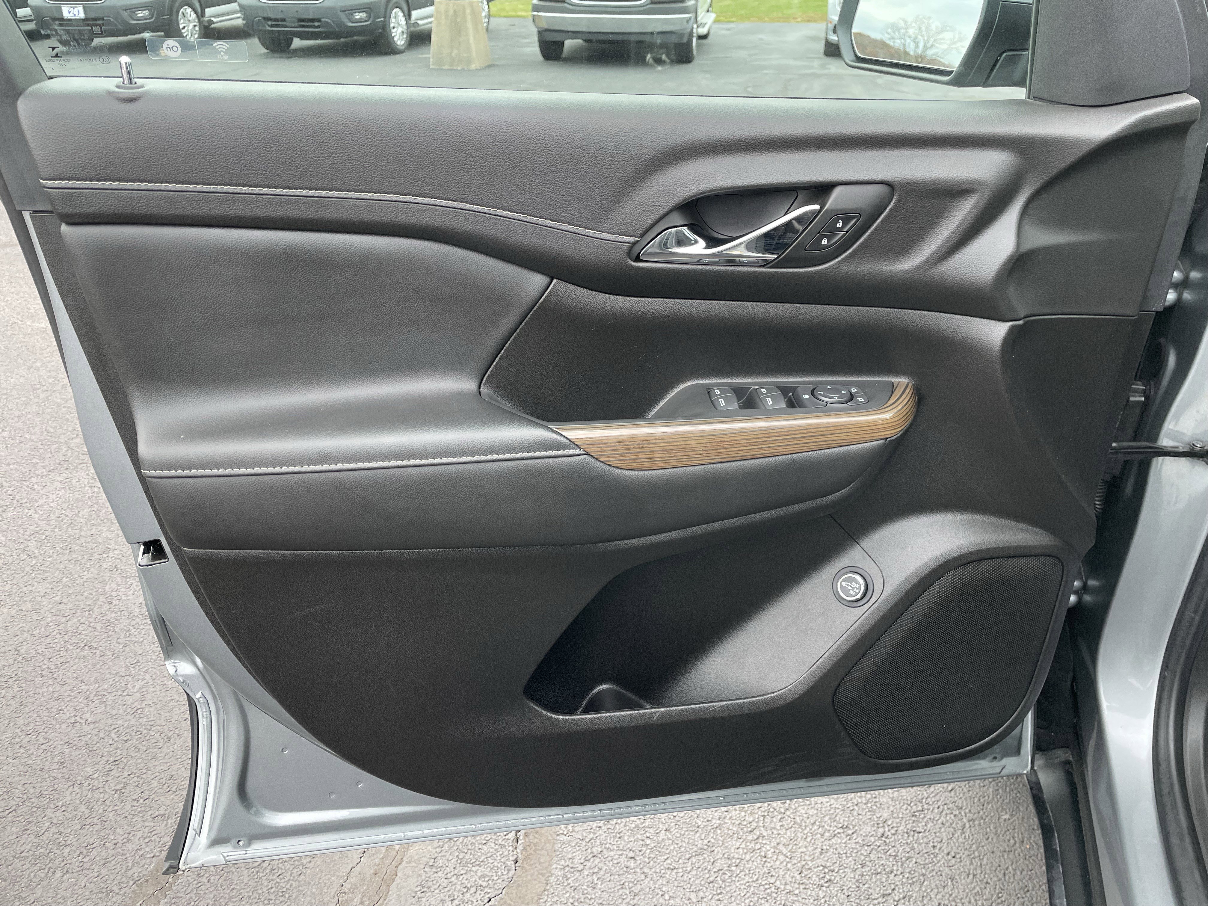 Used 2023 GMC Acadia SLE w/ Driver Convenience Package image 12