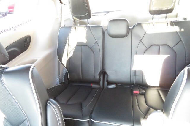 Used 2024 Chrysler Pacifica Limited w/ Trailer Tow Group image 13