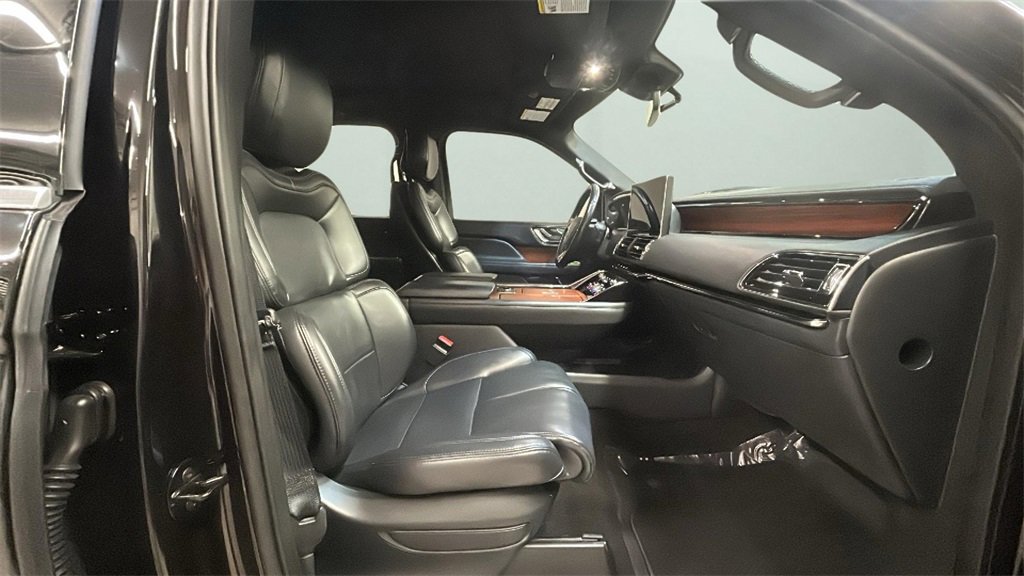 Used 2024 Lincoln Navigator Premiere image 13