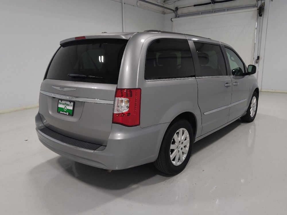 Used 2016 Chrysler Town & Country Touring image 9