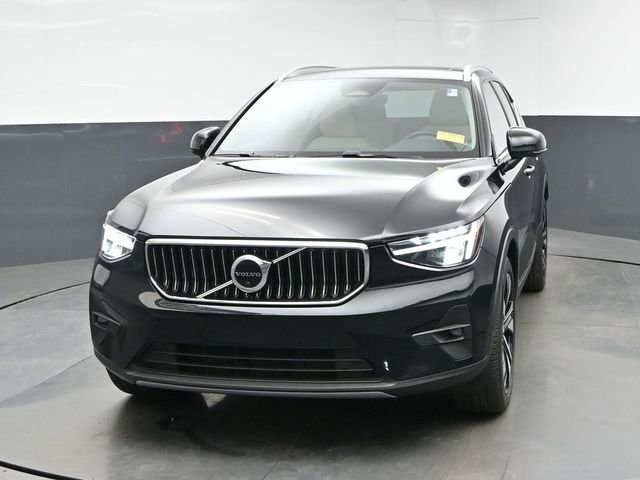 Used 2023 Volvo XC40 B4 Ultimate w/ Protection Package Premier FWD image 3