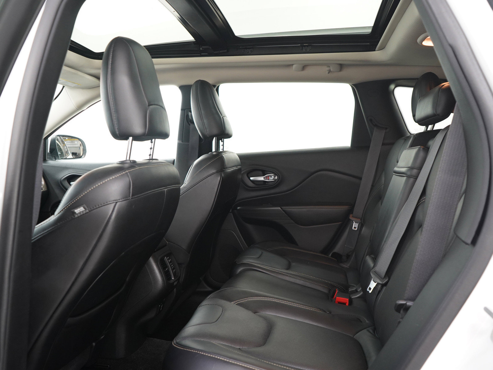 Used 2015 Jeep Cherokee Limited w/ Luxury Group AWD/4WD image 15