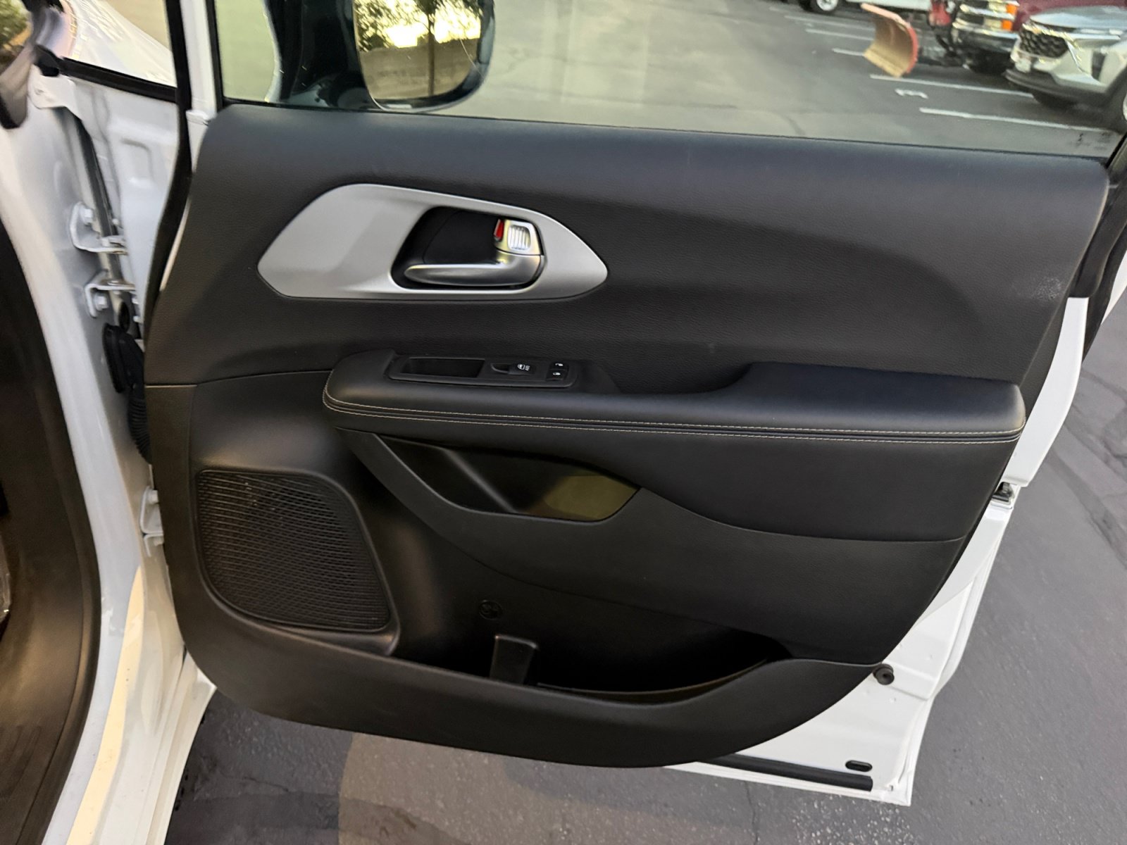 Used 2024 Chrysler Pacifica Limited FWD image 16