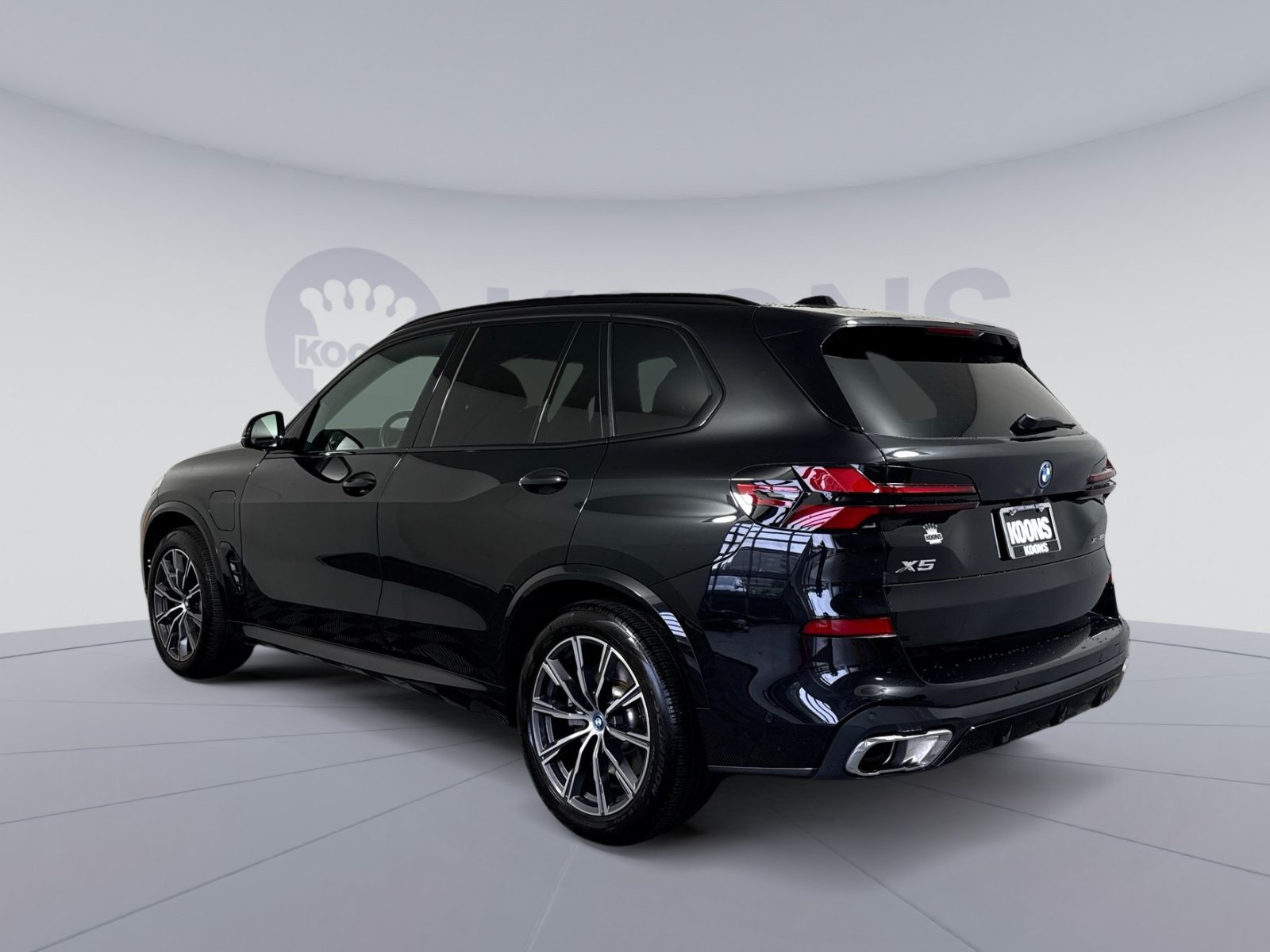 Used 2025 BMW X5 xDrive50e w/ M Sport Package AWD/4WD image 4