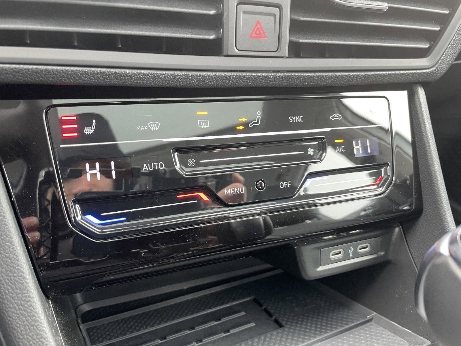 Used 2025 Volkswagen Jetta SE w/ Sunroof Package image 28