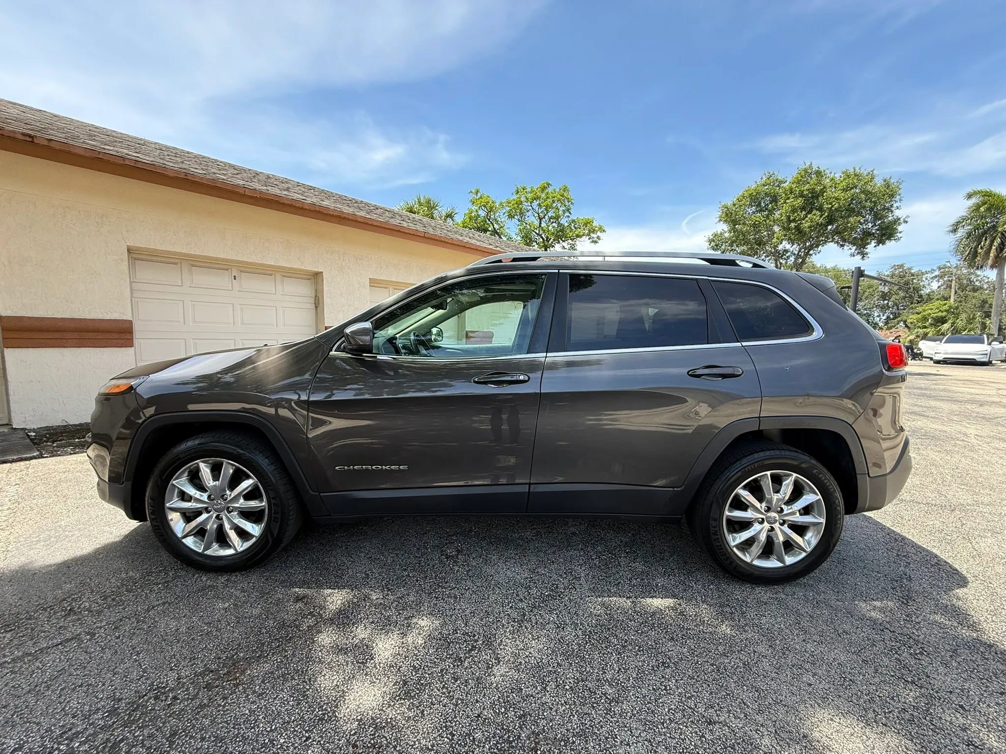 Used 2016 Jeep Cherokee Limited AWD/4WD image 3