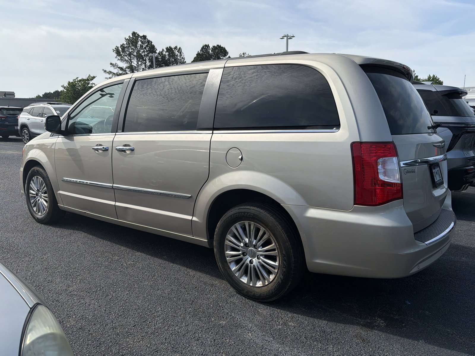 Used 2013 Chrysler Town & Country Touring-L w/ Driver Convenience Group image 6