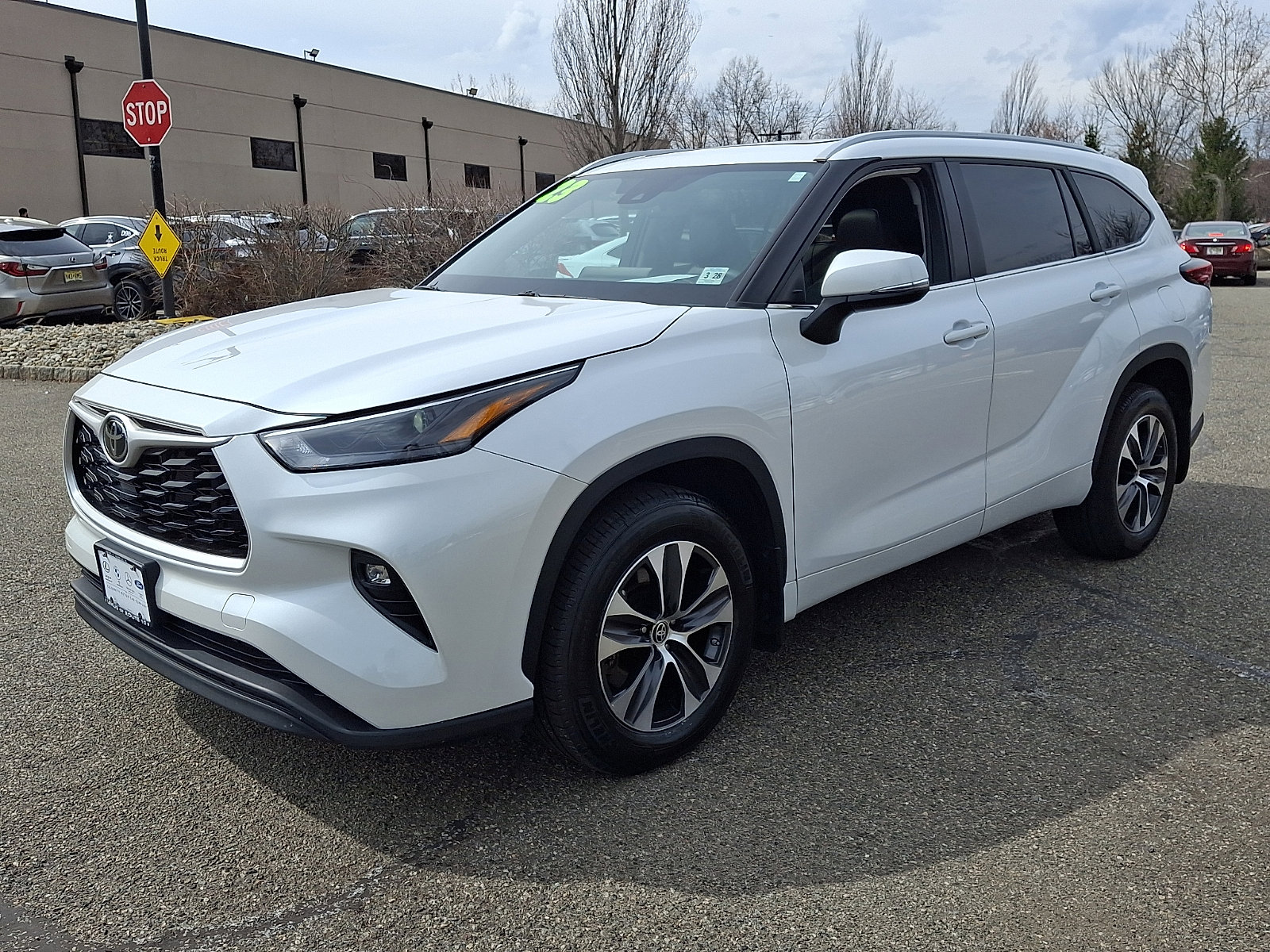 Used 2023 Toyota Highlander XLE image 3