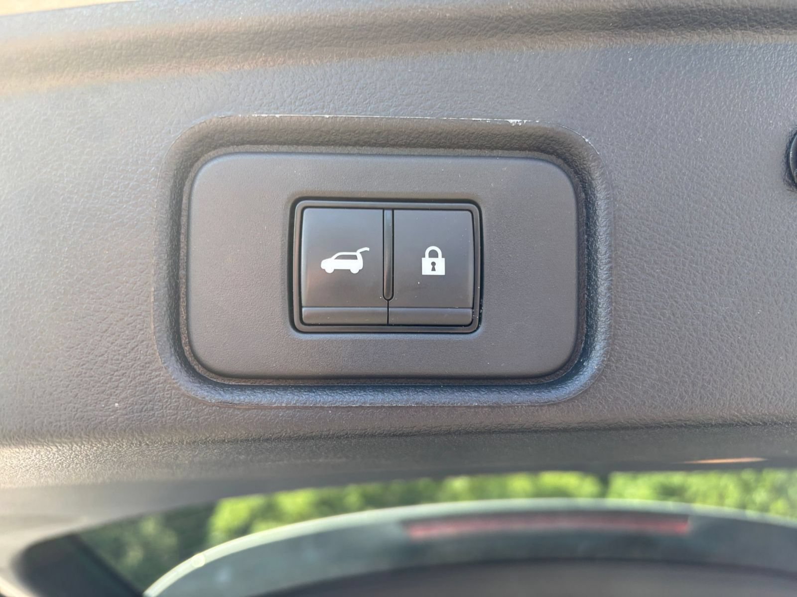 Used 2025 Nissan Pathfinder SV FWD image 23