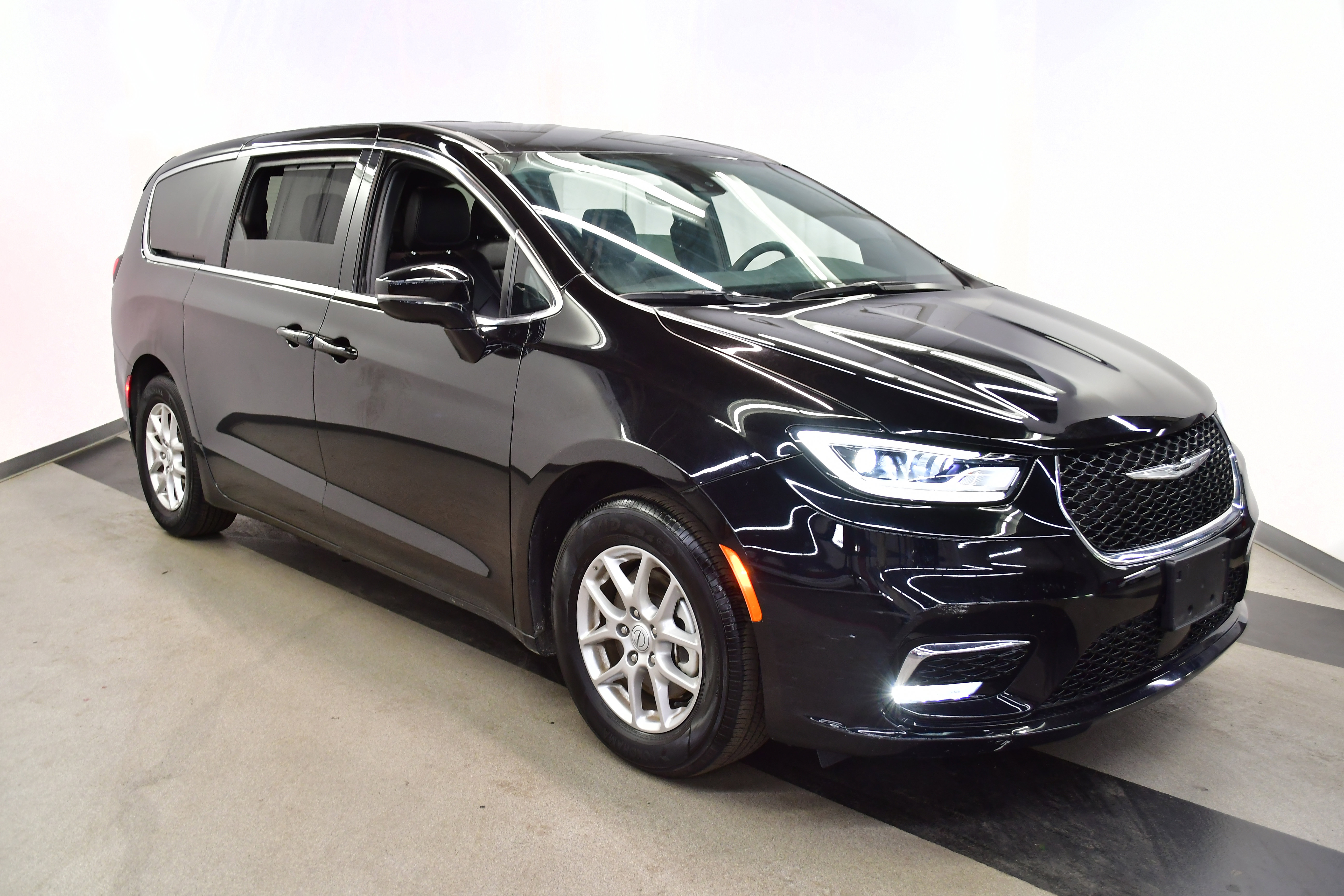 Used 2025 Chrysler Pacifica Select FWD image 2