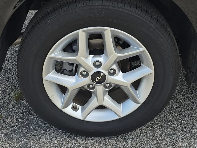 Used 2025 Kia Soul LX w/ LX Technology Package FWD image 9