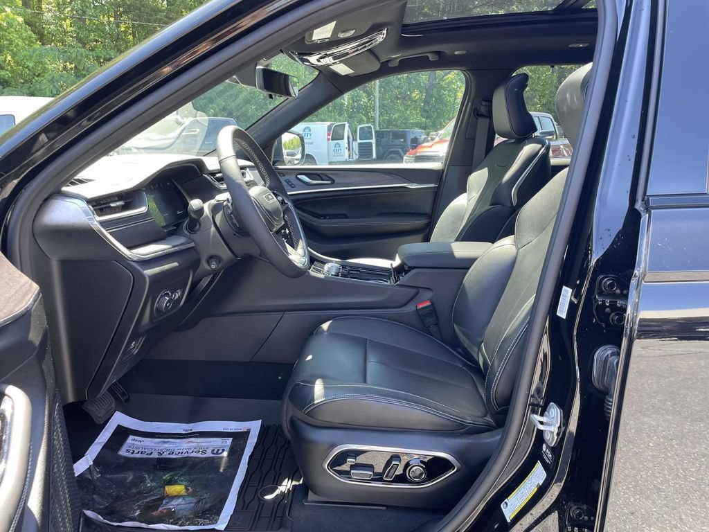 New 2025 Jeep Grand Cherokee L Overland w/ Luxury Tech Group IV AWD/4WD image 27