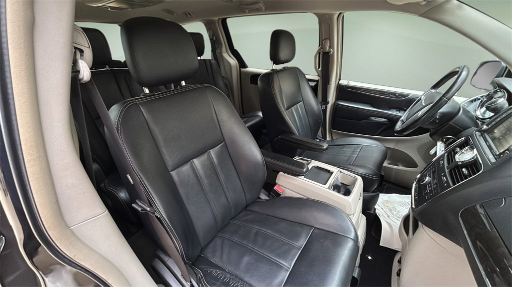 Used 2014 Chrysler Town & Country Touring image 15