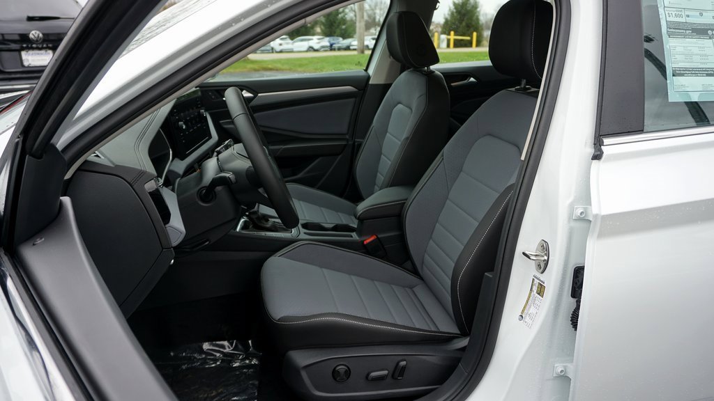 Used 2025 Volkswagen Jetta SE image 8