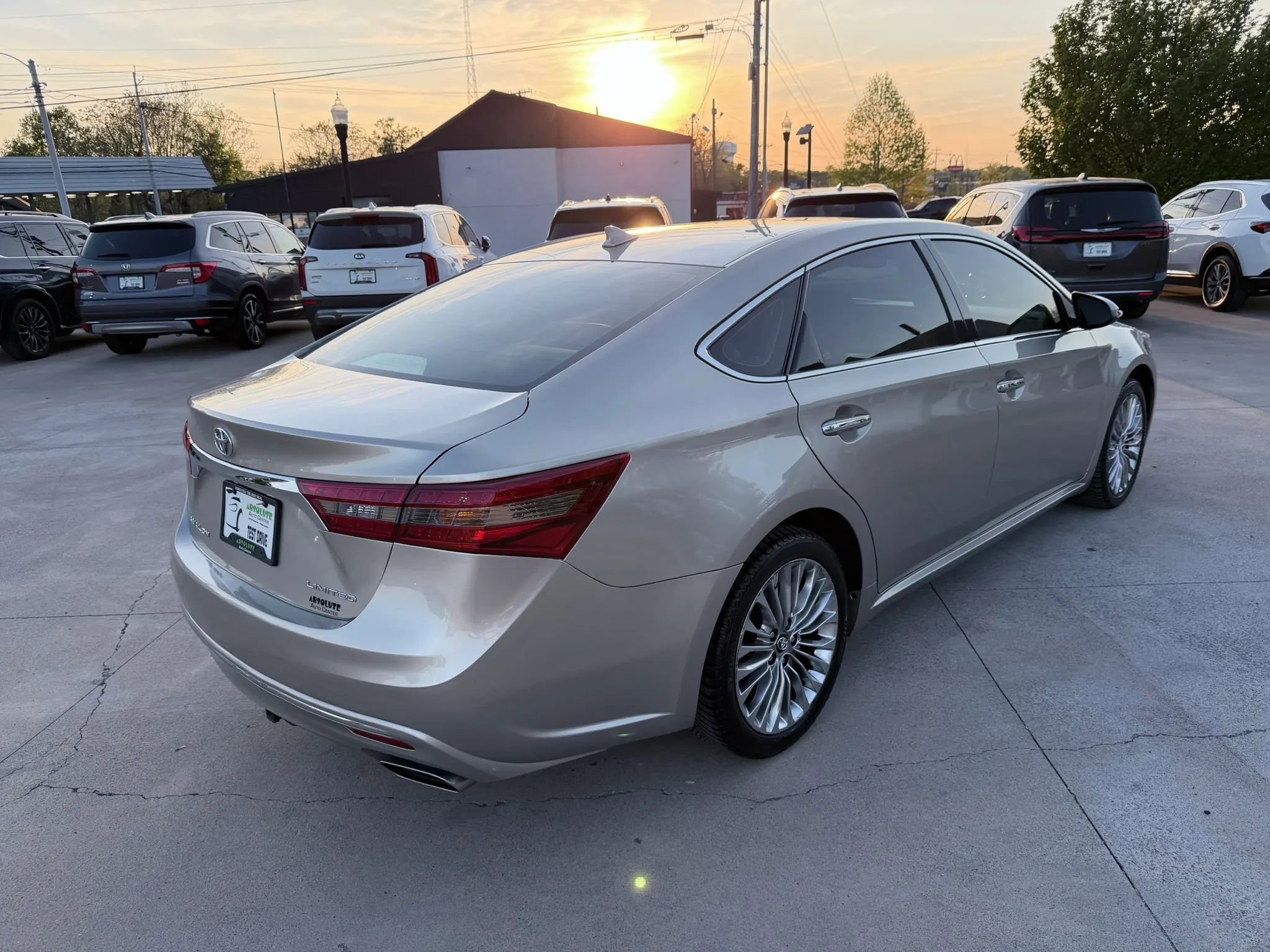 Used 2017 Toyota Avalon Limited FWD image 57