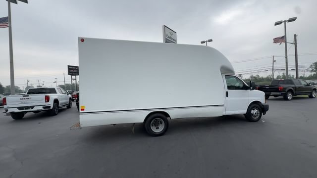 Used 2017 GMC Savana 3500 RWD image 9