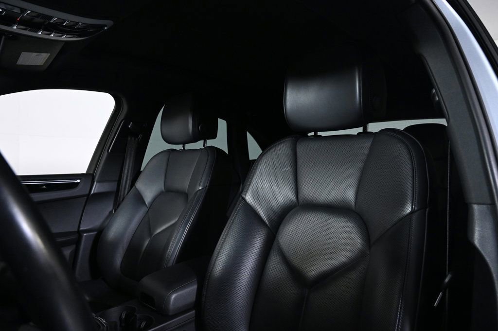 Certified 2024 Porsche Macan AWD/4WD image 5
