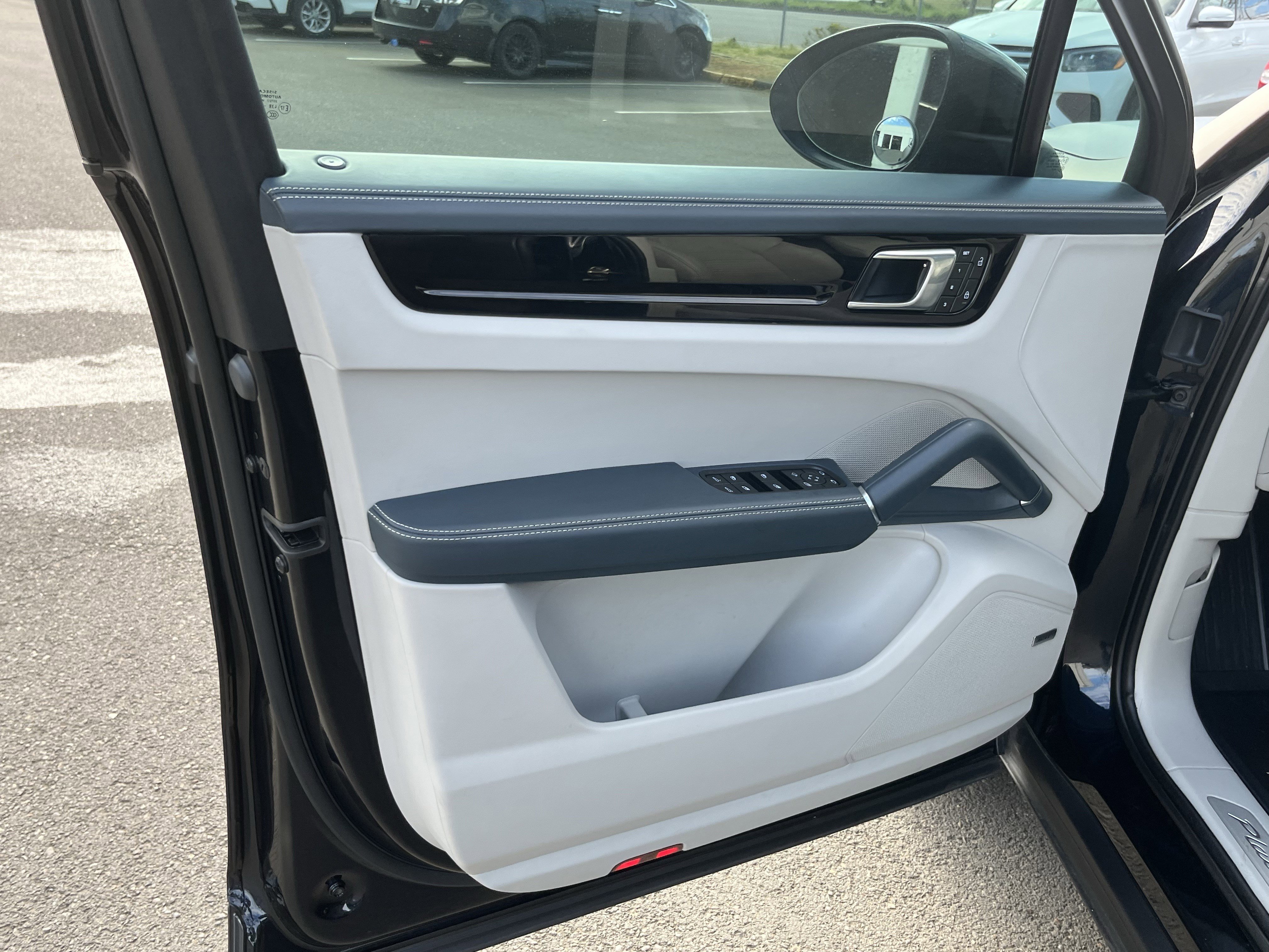 Used 2023 Porsche Cayenne Platinum Edition image 17