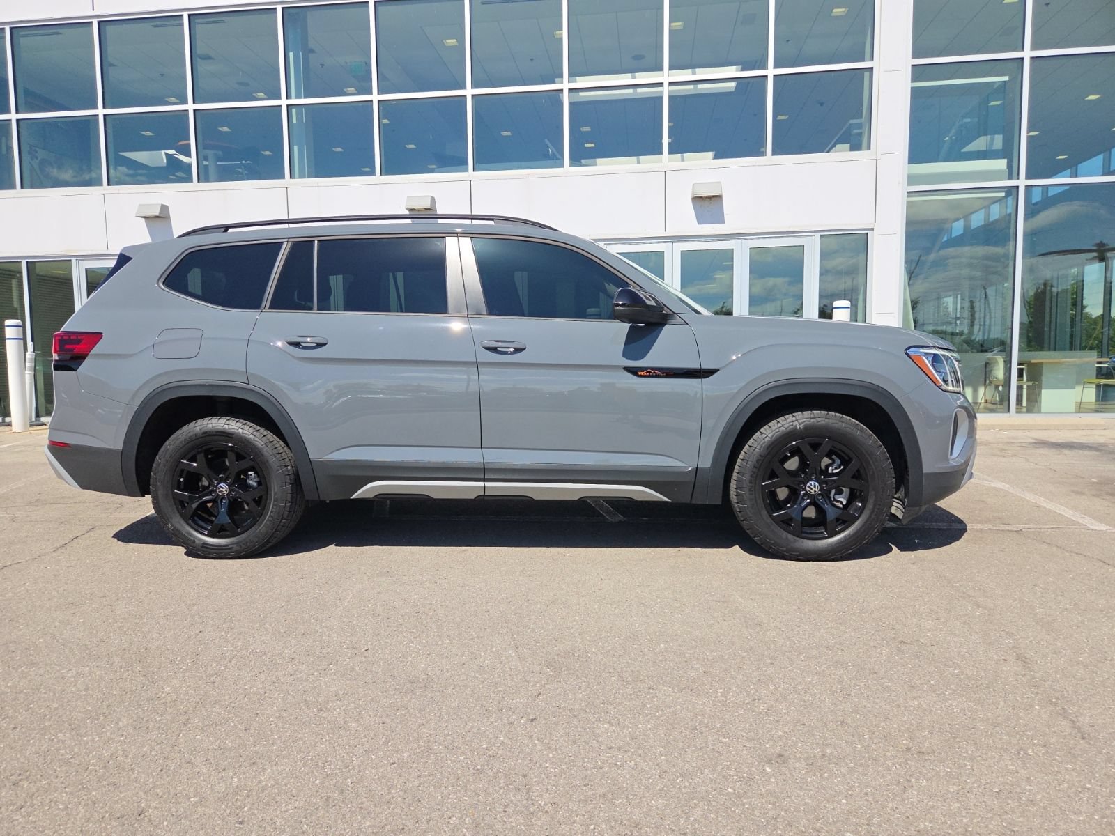 Certified 2024 Volkswagen Atlas Peak Edition SEL AWD/4WD image 3