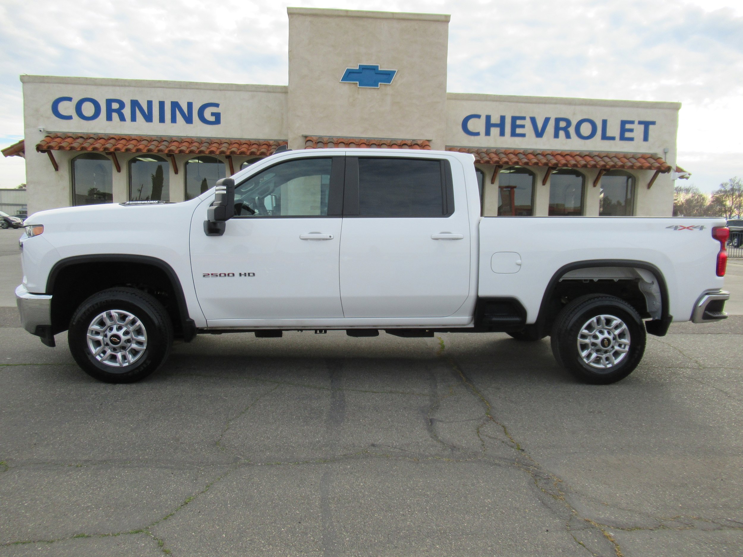 Used 2023 Chevrolet Silverado 2500 LT image 2