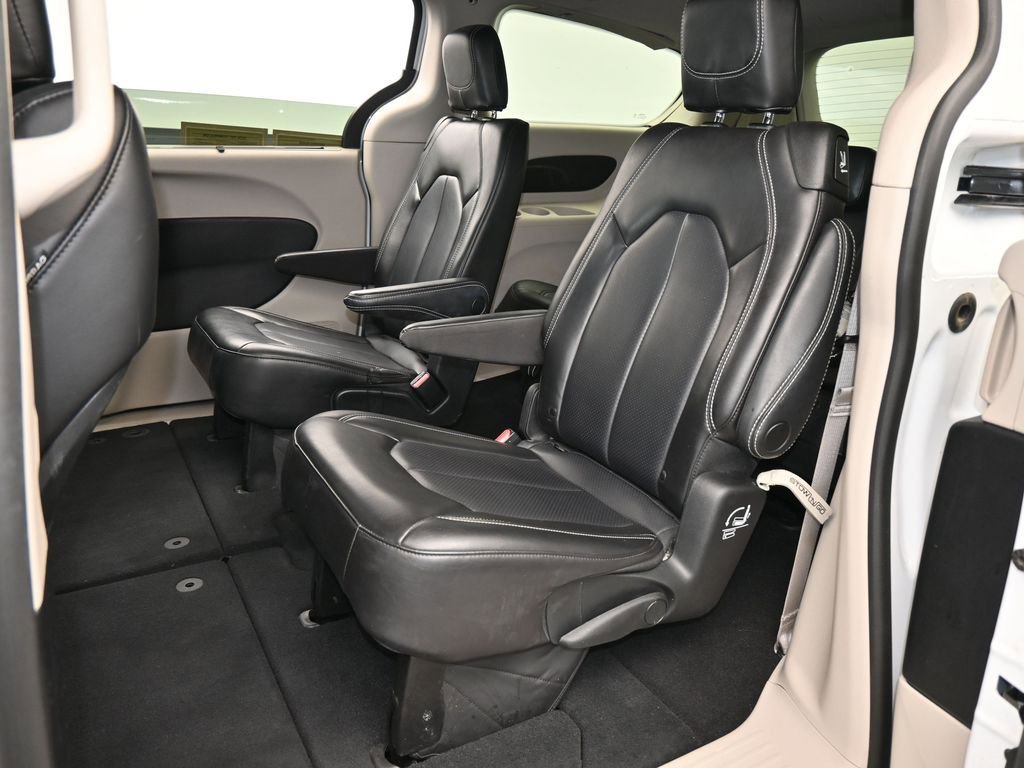 Used 2023 Chrysler Pacifica Touring-L image 30