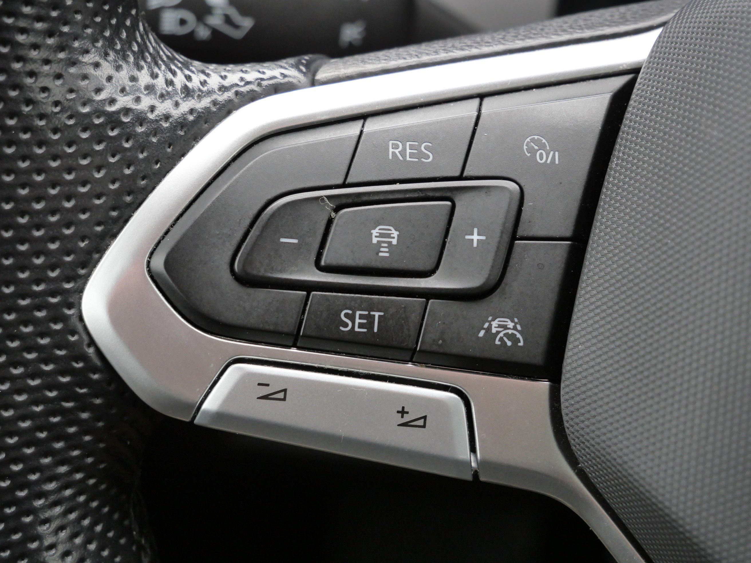 Certified 2023 Volkswagen Atlas Cross Sport SEL Premium R-Line image 33