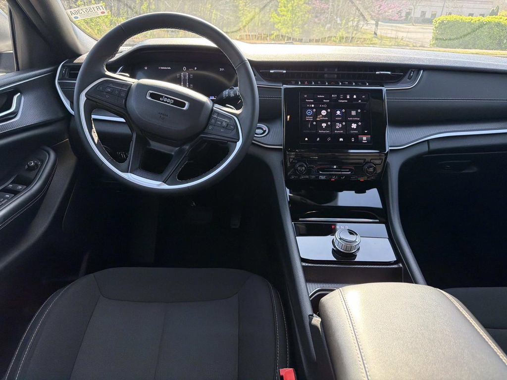 Used 2024 Jeep Grand Cherokee Laredo image 18