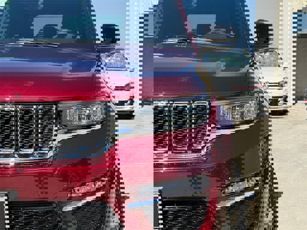 Used 2024 Jeep Grand Cherokee Limited 4xe w/ Luxury Tech Group II image 3