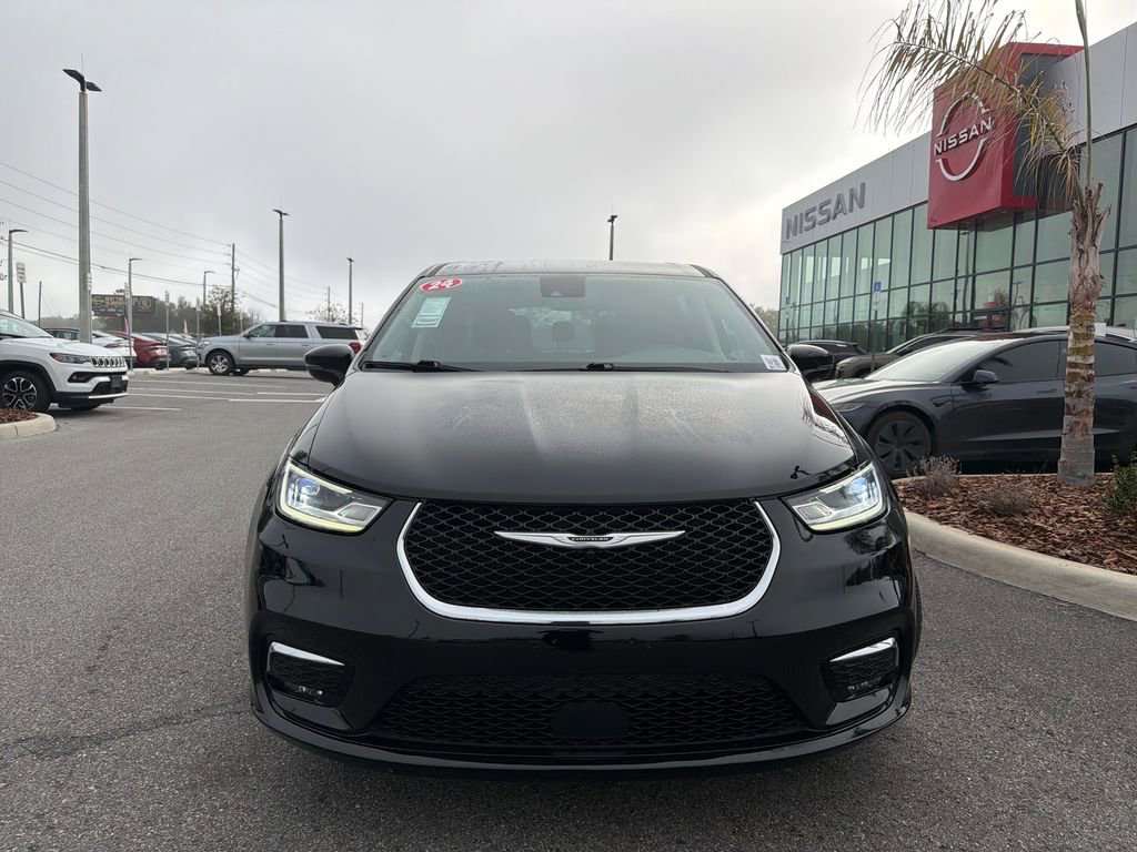 Used 2024 Chrysler Pacifica Select image 3