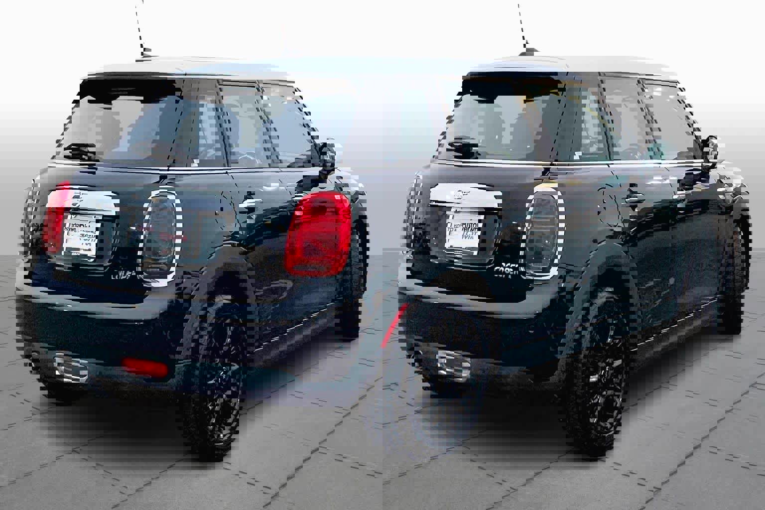 Used 2019 MINI Cooper 4-Door Hardtop w/ Premium Package image 12