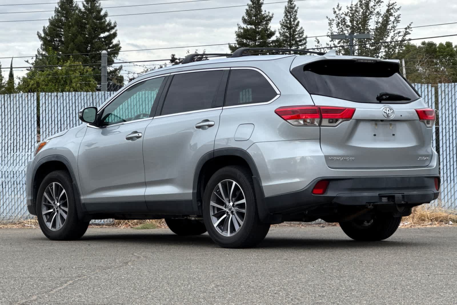 Used 2019 Toyota Highlander XLE AWD/4WD image 5