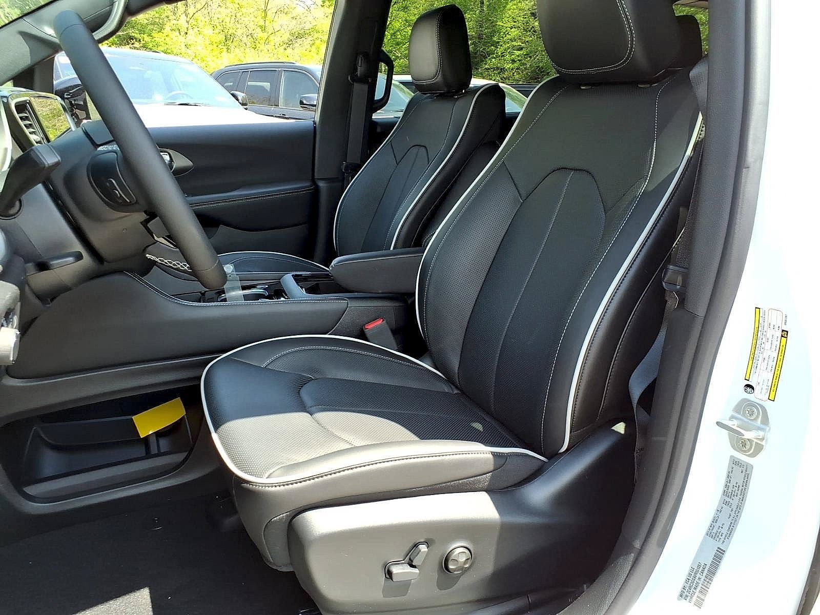 New 2027 Chrysler Pacifica Limited AWD/4WD image 5