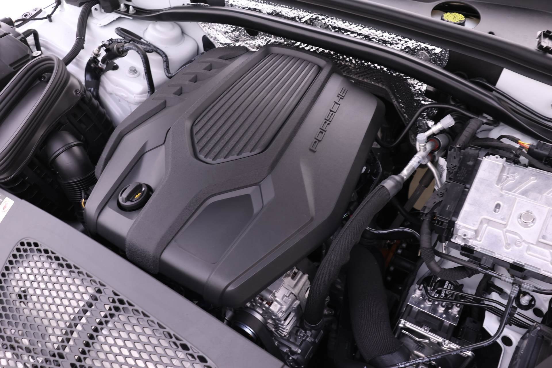 Used 2025 Porsche Macan image 14