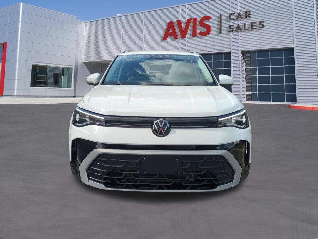 Used 2025 Volkswagen Taos SE AWD/4WD image 2