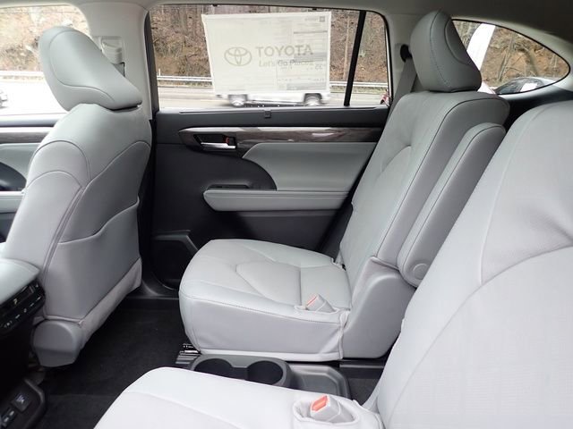 New 2026 Toyota Highlander Platinum image 12