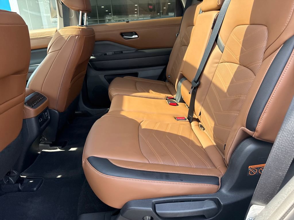 Used 2025 Nissan Pathfinder Platinum w/ Cargo Package image 28