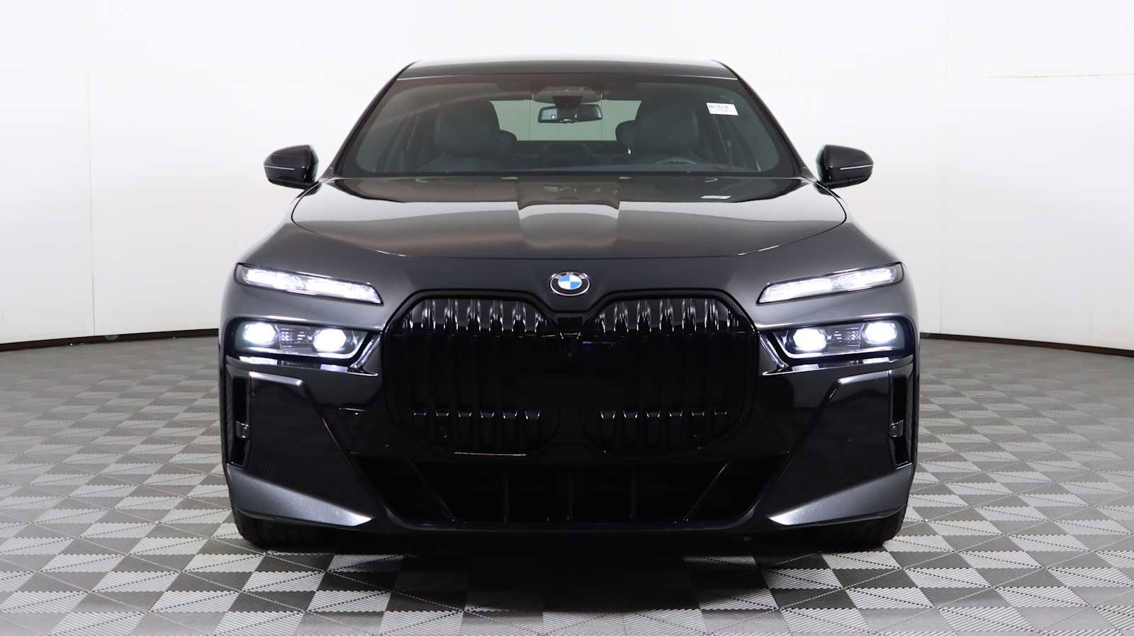 Used 2023 BMW 760i xDrive w/ Executive Package image 2