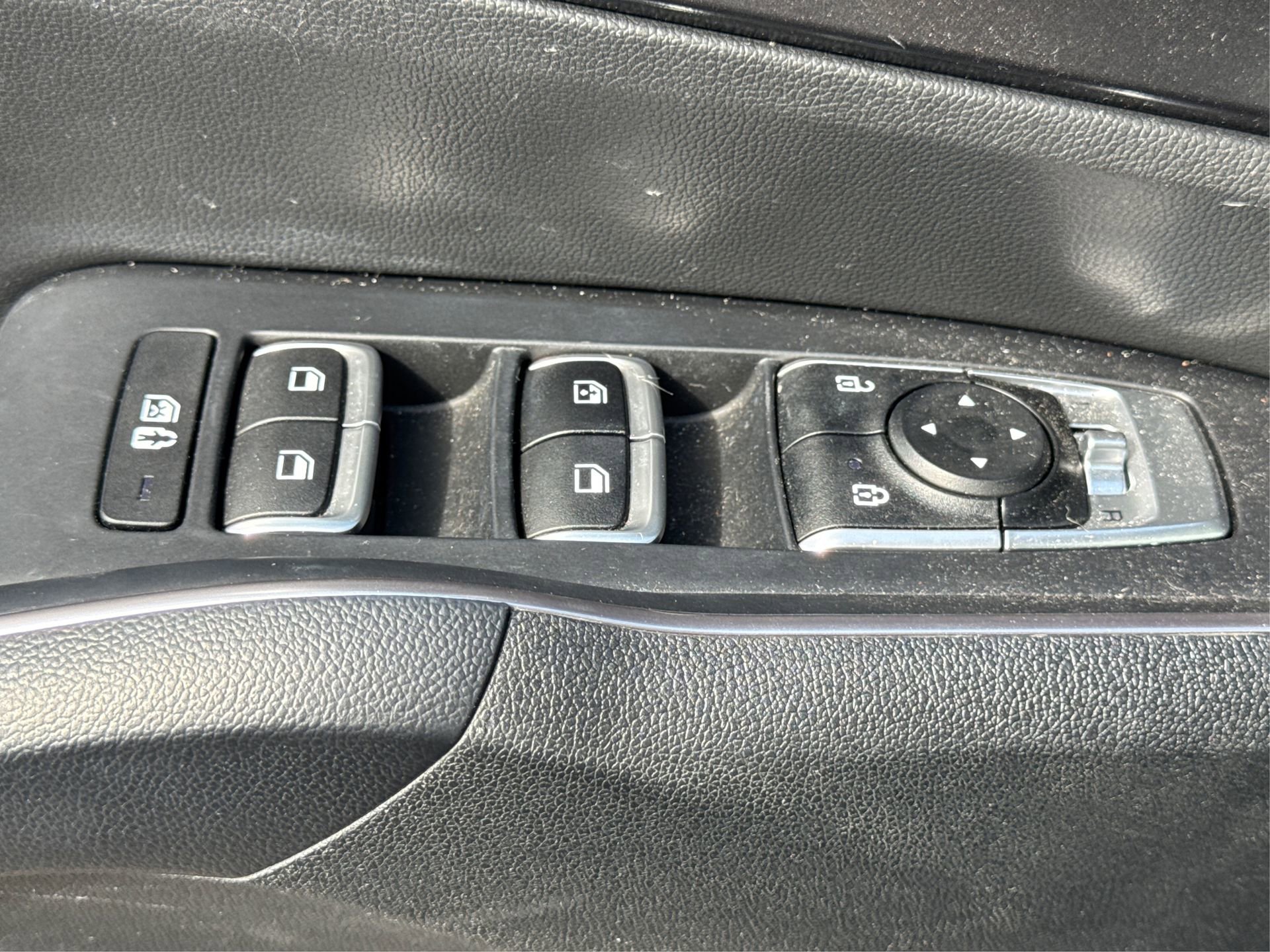 Used 2023 Kia Sorento S image 37