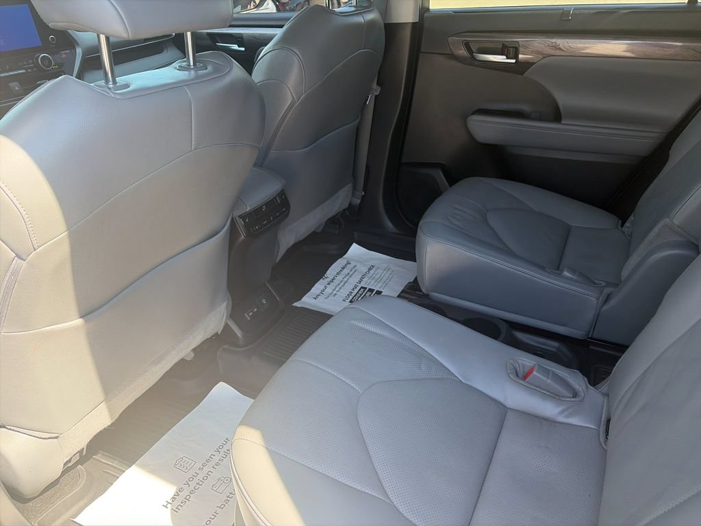 Used 2025 Toyota Highlander Platinum AWD/4WD image 14