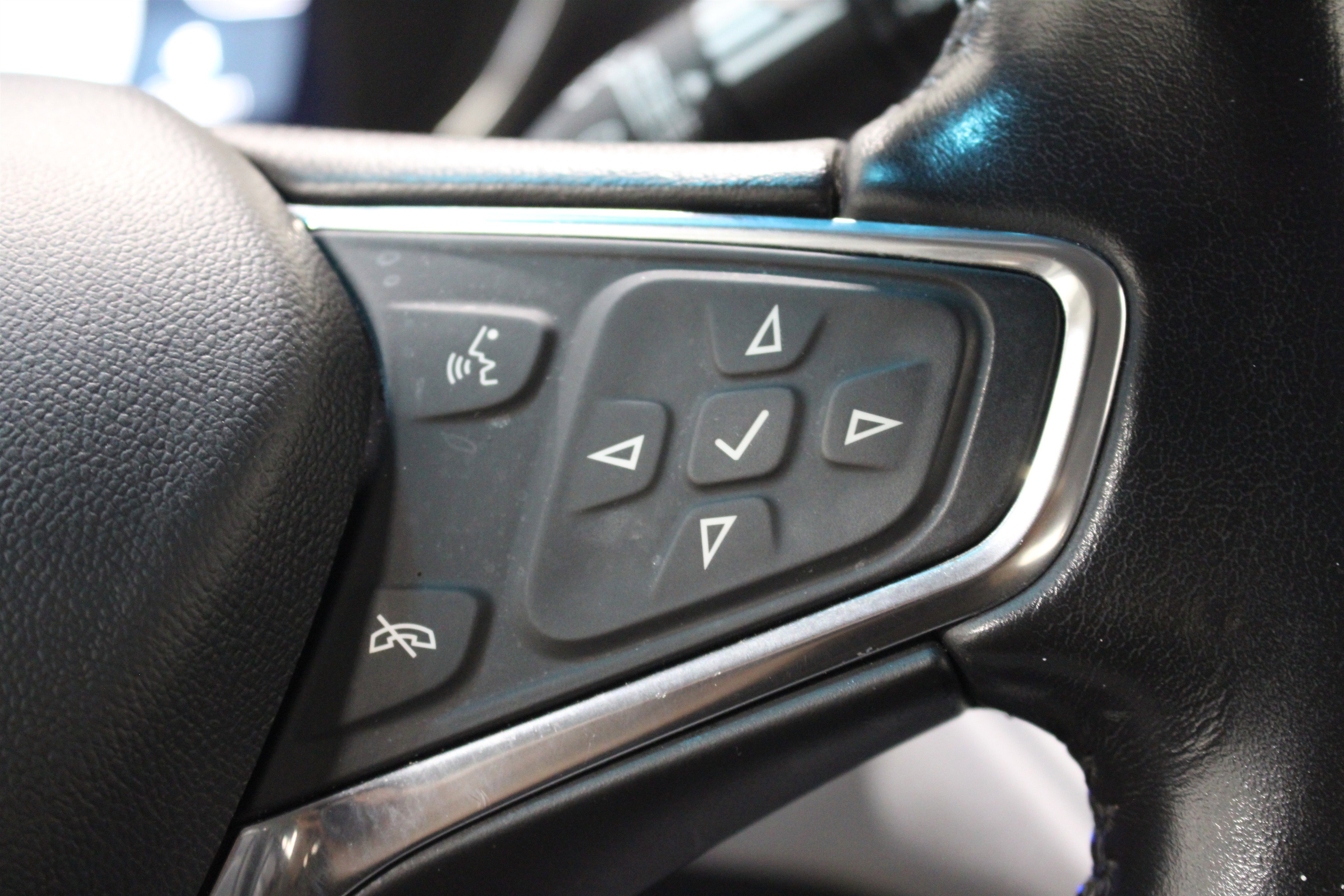 Used 2020 Chevrolet Bolt Premier w/ Infotainment Package FWD image 11