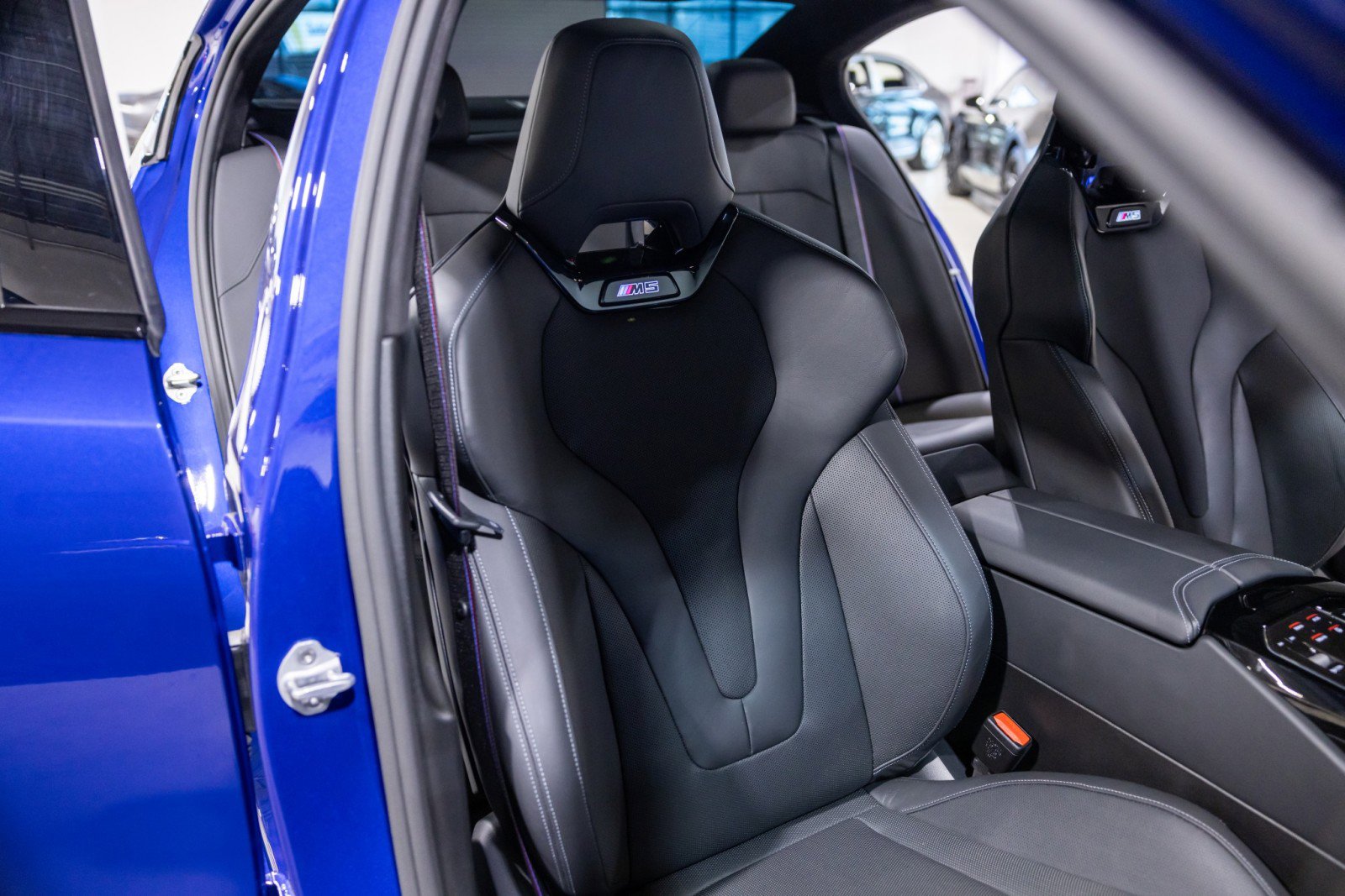 Used 2025 BMW M5 w/ Executive Package image 31