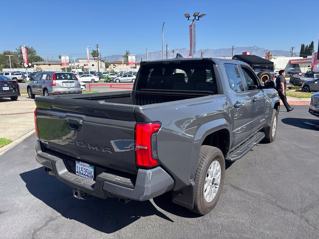 Used 2025 Toyota Tacoma SR5 AWD/4WD image 4
